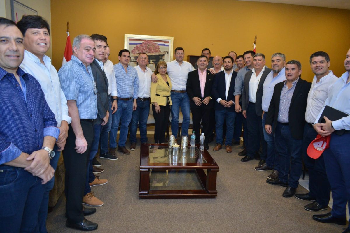 Coordinan trabajo para la construcción de unas 1800 viviendas en Ñeembucú.