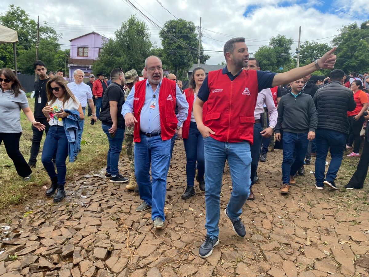 Vicepresidente Alliana visita a familias de Ciudad del Este afectadas por temporal e inundaciones.