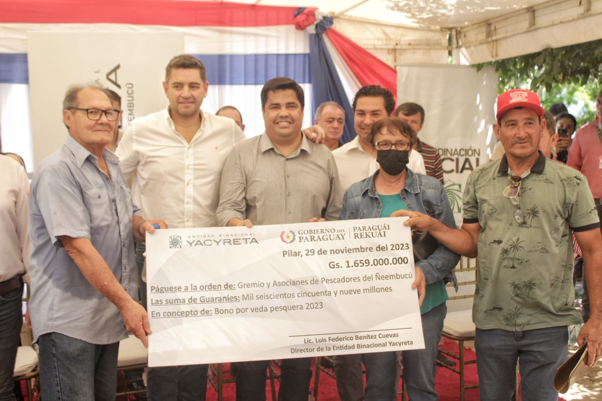 El vicepresidente de la República, Pedro Alliana, participó en Pilar, de la entrega de aportes de la Entidad Binacional Yacyretá a 1600 pescadores del Ñeembucú.