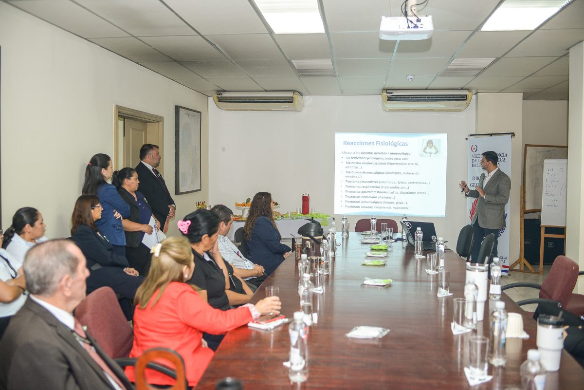 Funcionarios de la Vicepresidencia participan de charla de salud mental