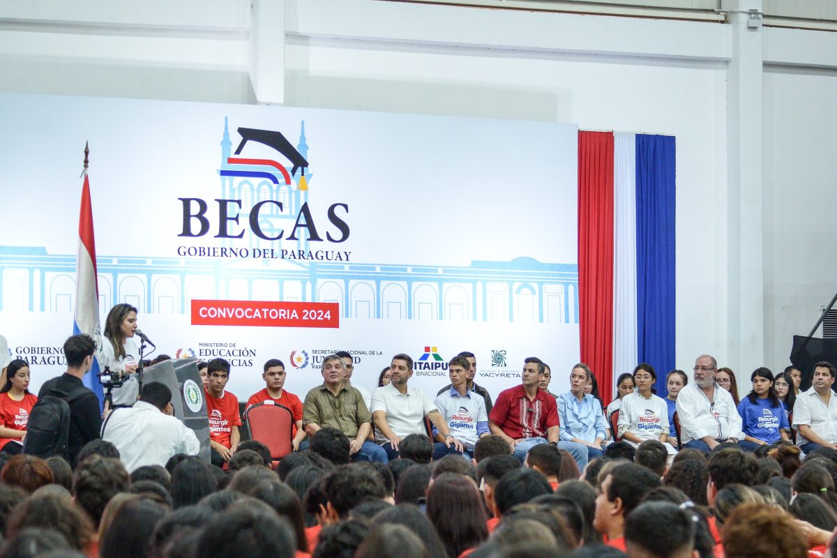 El gobierno apuesta a la excelencia educativa brindando miles de becas a los jóvenes paraguayos