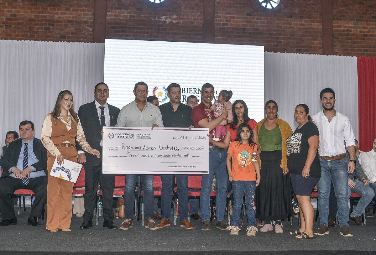 Unas 300 personas fueron beneficiadas con la entrega de subsidios habitacionales y aportes sociales