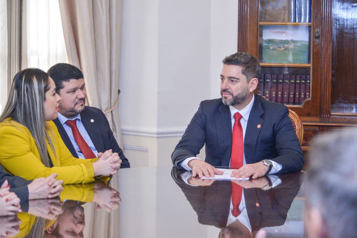 El vicepresidente Alliana, mantuvo una reunión de trabajo con directores de la institución para evaluar las acciones y los avances en materia de control interno.