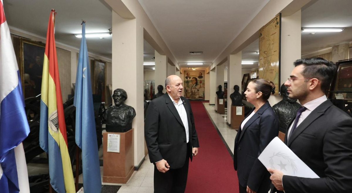 Representantes de diversas instituciones que integran la CICSI, trabajan en los preparativos para el acto de disculpas públicas del Estado paraguayo en cuestiones de Derechos Humanos.