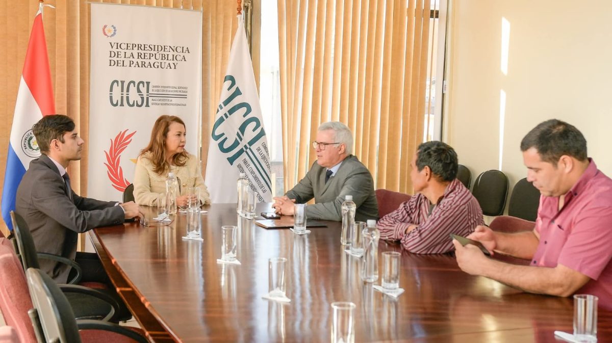 Autoridades de la Dirección de Derechos Humanos de la vicepresidencia, se reunieron con líderes indígenas.