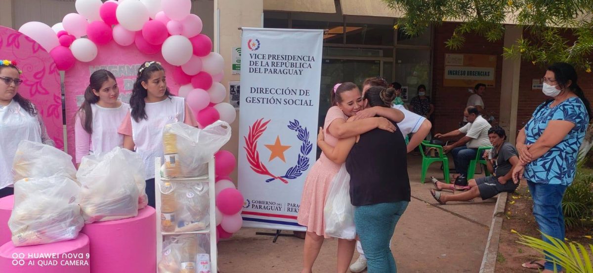 Familiares de pacientes del Hospital INCAN recibieron kits desde la Vicepresidencia